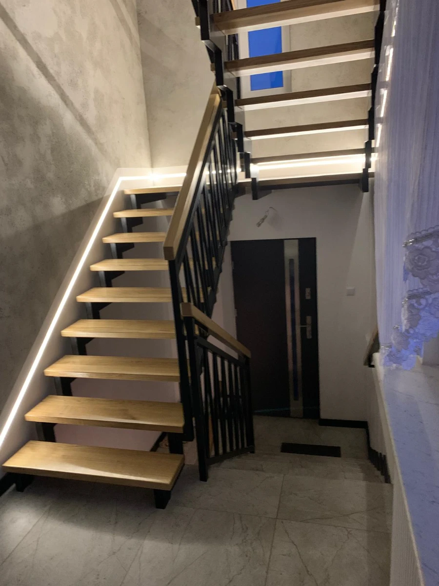 Nowoczesne drewniane schody na metalowej konstrukcji z podświetlanymi stopniami, realizacja Remont domu