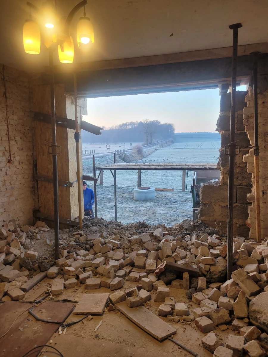 Wyburzenia ściany wewnętrznej z podporami stalowymi i gruzem cegieł