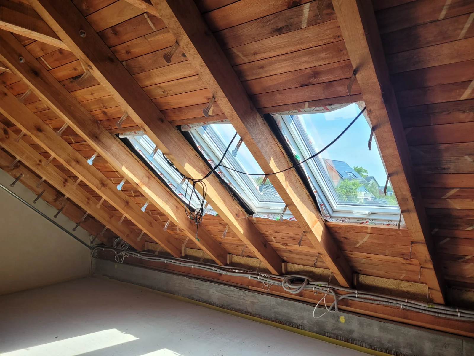 Adaptacja poddasza – odsłonięta więźba dachowa, montaż okien dachowych i przewodów instalacyjnych